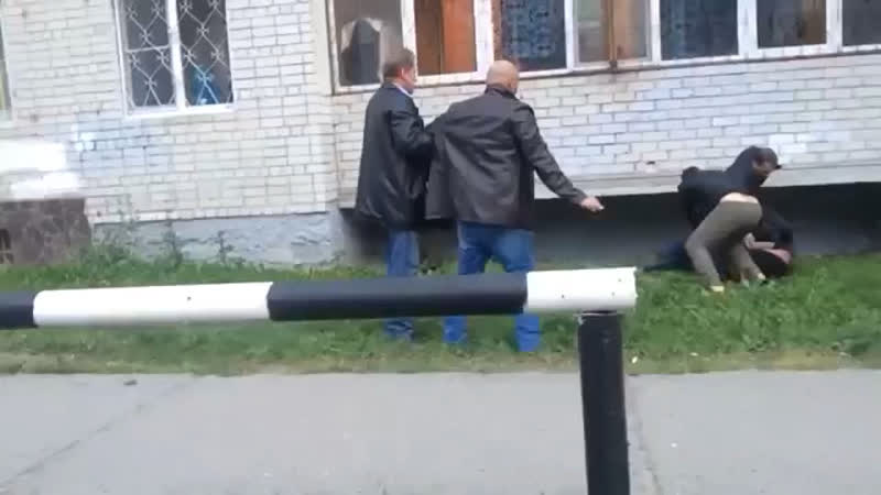 Пьянь напала на мусоров