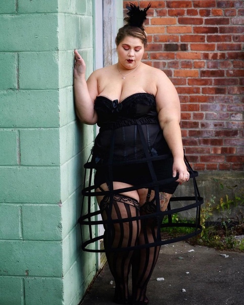 Plus-size модель утверждает, что многие мужчины ее хотят Вот эта двадцатидевятилетняя Лия из Нью-Йорка с детства была пышкой, что мешало ей строить отношения с парнями. Поэтому она посвятила