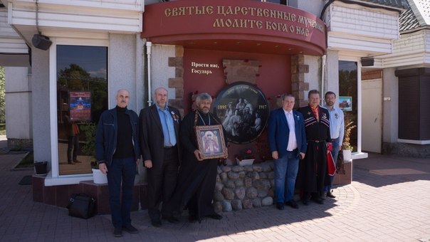 Юбилей Государя Императора <br>19 мая в сестрорецком храме Тихвинской иконы Божией Матери отметили юбилей – 150-летие со дня рождения Государя Императора Николая II Александровича. Божественную литургию отслужил настоятель храма архимандрит Гавриил (Коневиченко). За Божественной литургией с прихожанами молились казаки Конвоя Святого Царя Страстотерпца. <br>В день славного юбилея духовник Конвоя архимандрит Гавриил принимал в храме Тихвинской иконы Божией Матери дорогого гостя – Виктора Николаевича Грекова, председателя объединения Памяти Лейб-Гвардии Казачьего Его Величества полка в Париже, хранителя казачьих реликвий и знамен Русской Императорской Армии. <br>А 20 мая, по предварительной договорённости, в Сестрорецк прибыл начальник Войсковой Православной Миссии, казак Конвоя Памяти Государя Императора Николая II Игорь Евгеньевич Смыков. Он прибыл в храм Тихвинской иконы Божией Матери с почётной миссией – для передачи копии известной чудотворной мироточивой иконы Государя Императора Николая II, с которой Игорь Евгеньевич уже на протяжении длительного времени совершает крестные ходы, крестные облёты по воздуху, шествия с иконой водным путём. <br>Игорь Евгеньевич Смыков передал храму Тихвинской иконы Божией Матери Сестрорецка копию чудотворного образа Царя Мученика Николая II – той копии, которая была на орбите международной станции в течение нескольких месяцев. После богослужения состоялось награждение верноподданных орденским знаком «Император Николай II». <br> #Сестрорецк #ГосударьНиколайВторой #150тиЛетиеСоДняРожденияИмператора #НиколайВторой - фото Фото: Юбилей Государя Императора <br>19 мая в сестрорецком храме Тихвинской иконы Божией Матери отметили юбилей – 150-летие со дня рождения Государя Императора Николая II Александровича. Божественную литургию отслужил настоятель храма архимандрит Гавриил (Коневиченко). За Божественной литургией с прихожанами молились казаки Конвоя Святого Царя Страстотерпца. <br>В день славного юбилея духовник Конвоя архимандрит Гавриил принимал в храме Тихвинской иконы Божией Матери дорогого гостя – Виктора Николаевича Грекова, председателя объединения Памяти Лейб-Гвардии Казачьего Его Величества полка в Париже, хранителя казачьих реликвий и знамен Русской Императорской Армии. <br>А 20 мая, по предварительной договорённости, в Сестрорецк прибыл начальник Войсковой Православной Миссии, казак Конвоя Памяти Государя Императора Николая II Игорь Евгеньевич Смыков. Он прибыл в храм Тихвинской иконы Божией Матери с почётной миссией – для передачи копии известной чудотворной мироточивой иконы Государя Императора Николая II, с которой Игорь Евгеньевич уже на протяжении длительного времени совершает крестные ходы, крестные облёты по воздуху, шествия с иконой водным путём. <br>Игорь Евгеньевич Смыков передал храму Тихвинской иконы Божией Матери Сестрорецка копию чудотворного образа Царя Мученика Николая II – той копии, которая была на орбите международной станции в течение нескольких месяцев. После богослужения состоялось награждение верноподданных орденским знаком «Император Николай II». <br> #Сестрорецк #ГосударьНиколайВторой #150тиЛетиеСоДняРожденияИмператора #НиколайВторой