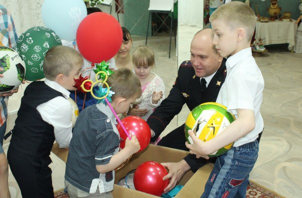 Полицейские Усть-Илимска поздравили воспитанников подшефного центра помощи семьи и детям