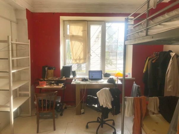 Сдается срочно комната в 5-ти комнатной квартире (4 жителя)<br>м. Семеновская (Проспект Буденного 17) <br>1 этаж, комната проходная<br>стоимость 16 тыс. руб (БЕЗ ЗАЛОГА/ДЕПОЗИТА) вместе с КУ. <br>Сдается для любого пола. <br>Абсолютная свобода творчества для обустройства. <br>Из мебели только диван и стол остаются в вашем распоряжении, остальное можете обустраивать на ваше усмотрение. <br>Приезжайте знакомиться/смотреть/общаться.<br> - фото Фото: Сдается срочно комната в 5-ти комнатной квартире (4 жителя)<br>м. Семеновская (Проспект Буденного 17) <br>1 этаж, комната проходная<br>стоимость 16 тыс. руб (БЕЗ ЗАЛОГА/ДЕПОЗИТА) вместе с КУ. <br>Сдается для любого пола. <br>Абсолютная свобода творчества для обустройства. <br>Из мебели только диван и стол остаются в вашем распоряжении, остальное можете обустраивать на ваше усмотрение. <br>Приезжайте знакомиться/смотреть/общаться.<br>