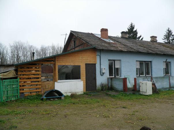 Всем привет!<br>Продаю дом в Псковской области. Цена 1 250 000 руб.<br>Дом на 4 хозяина, продается 1 из 4х квартир, с участком 18 соток. <br>Общая площадь 35 кв.м.<br>На участке баня, гараж и теплица. <br>Квартира в отличном состоянии, продается со всей мебелью и кухней. Имеется спутниковая антенна.<br>В дом проведена вода, есть бойлер, канализация. <br>Дом жилой, регулярно протапливается. <br>В квартире 2 комнаты и кухня, прихожая, кладовка и туалет выгребного типа (можно поставить био). <br>Сделан капитальный ремонт. Меняли полы, окна; свежая отделка. Новая пристройка-прихожая и дровяник. <br> <br>Между комнатами печь-камин, на кухне котел и батареи на все комнаты. Камин в хорошем состоянии. <br>Имеется подвал для хранения овощей и заготовок. <br>Рядом трасса на Латвию и Эстонию ( Рижское ш.). <br>Регулярное автобусное сообщение с городом (ходят городские автобусы №15 и 7а, и маршрутка). <br> <br>Расстояние до Пскова 7 км. <br> <br>В деревне есть детская площадка. Много детей разного возраста. <br>Две школы рядом - одна в Неёлово в 3х км, другая в Тямше в 5ти км. Детские сады там же. <br>Магазины тоже в Неёлово и Тямше. <br> <br>На участке взрослые обильно плодоносящие яблони, виноград, кусты крыжовника, смородины и малины, черноплодная рябина, большой куст боярышника, плодоносящий грецкий орех. <br>Разные декоративные кусты и деревья. <br> <br>Рядом с домом лес. Можно гулять, можно жечь костры. <br> <br>Баня, гараж,теплица и скважина. Всё в хорошем состоянии. <br> <br>Баскетбольное кольцо на площадке перед домом. Площадка засыпана мелким щебнем и укатана. Можно играть в баскетбол, волейбол, футбол. <br> <br>Замечательное место, для тех кто ищет деревенской тишины и покоя, но в тоже время не хочет забираться в глушь. Природа русской глубинки, рядом с городом. <br>Соседи ненавязчивые, есть общение для детей. <br> <br>Недалеко находится Старый Изборск с древней крепостью и святыми источниками. В 40 км Печорский монастырь. В 2х км древний поселок Камно с источником имени св. Георгия Победоносца. <br>Тел. для связи 8 -911- 693-70-38 - фото Фото: Всем привет!<br>Продаю дом в Псковской области. Цена 1 250 000 руб.<br>Дом на 4 хозяина, продается 1 из 4х квартир, с участком 18 соток. <br>Общая площадь 35 кв.м.<br>На участке баня, гараж и теплица. <br>Квартира в отличном состоянии, продается со всей мебелью и кухней. Имеется спутниковая антенна.<br>В дом проведена вода, есть бойлер, канализация. <br>Дом жилой, регулярно протапливается. <br>В квартире 2 комнаты и кухня, прихожая, кладовка и туалет выгребного типа (можно поставить био). <br>Сделан капитальный ремонт. Меняли полы, окна; свежая отделка. Новая пристройка-прихожая и дровяник. <br> <br>Между комнатами печь-камин, на кухне котел и батареи на все комнаты. Камин в хорошем состоянии. <br>Имеется подвал для хранения овощей и заготовок. <br>Рядом трасса на Латвию и Эстонию ( Рижское ш.). <br>Регулярное автобусное сообщение с городом (ходят городские автобусы №15 и 7а, и маршрутка). <br> <br>Расстояние до Пскова 7 км. <br> <br>В деревне есть детская площадка. Много детей разного возраста. <br>Две школы рядом - одна в Неёлово в 3х км, другая в Тямше в 5ти км. Детские сады там же. <br>Магазины тоже в Неёлово и Тямше. <br> <br>На участке взрослые обильно плодоносящие яблони, виноград, кусты крыжовника, смородины и малины, черноплодная рябина, большой куст боярышника, плодоносящий грецкий орех. <br>Разные декоративные кусты и деревья. <br> <br>Рядом с домом лес. Можно гулять, можно жечь костры. <br> <br>Баня, гараж,теплица и скважина. Всё в хорошем состоянии. <br> <br>Баскетбольное кольцо на площадке перед домом. Площадка засыпана мелким щебнем и укатана. Можно играть в баскетбол, волейбол, футбол. <br> <br>Замечательное место, для тех кто ищет деревенской тишины и покоя, но в тоже время не хочет забираться в глушь. Природа русской глубинки, рядом с городом. <br>Соседи ненавязчивые, есть общение для детей. <br> <br>Недалеко находится Старый Изборск с древней крепостью и святыми источниками. В 40 км Печорский монастырь. В 2х км древний поселок Камно с источником имени св. Георгия Победоносца. <br>Тел. для связи 8 -911- 693-70-38
