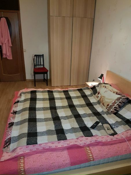 Фото: Сдается на длительный срок изолированная комната в трехкомнатной квартире (85 кв.м.) район м.Братиславская (2 минуты пешком до метро) Район с развитой инфраструктурой: через дорогу Ашан, фермерский рынок, торговые центры, аквапарк, кинотеатр, магазины, фитнес центры, все в шаговой доступности. <br>Квартира чистая и уютная, есть стиральная машина, микроволновка, интернет. В квартире не курят!!! <br>Стоимость проживания в месяц составляет 18000 рублей + 1500/2000 к/у. Ищем платежеспособную, аккуратную, дружелюбную соседку, (строго одну девушку/женщину) с которой можно стать друзьями и хорошими соседями. <br> Новгородова 