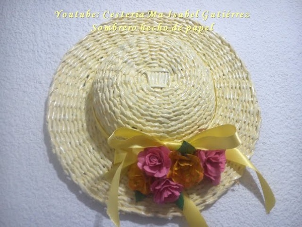 Sombrero decorativo hecho de papel