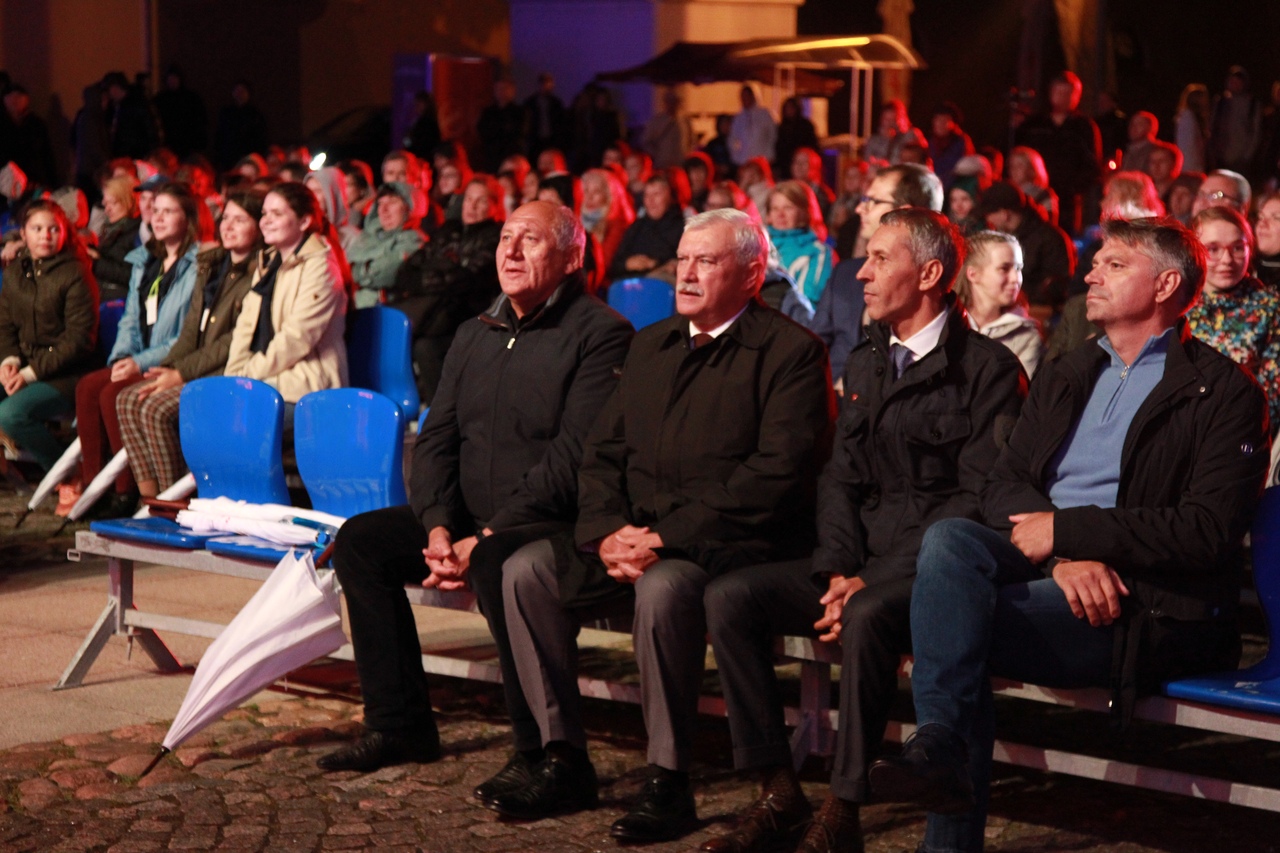 В Петербурге День флага начался с полуночного поднятия триколора в Петропавловке (фото)