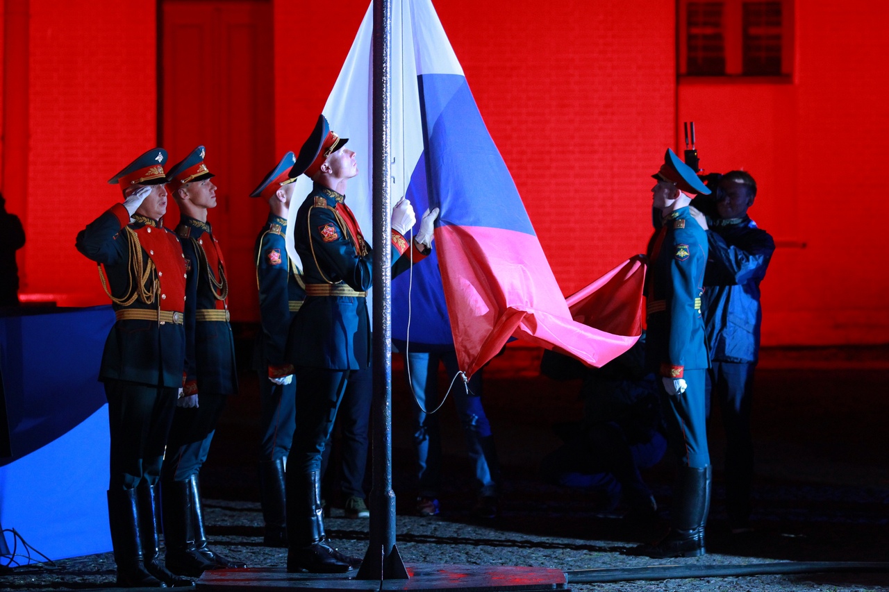 В Петербурге День флага начался с полуночного поднятия триколора в Петропавловке (фото)