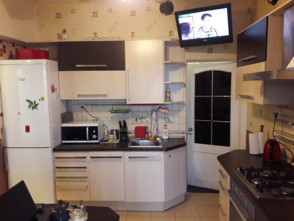 Ищем соседку в уютную комнату к девушкам в Москве за 11500 руб <br>Метро Павелецкая 9 мин пешком (кольцевая) <br> <br>Это 3х комнатная квартира. В комнате, в которую ищем соседку, проживают позитивные и спокойные девушки. Чем занимаются соседки – студентка гуманитарий, сотрудница киноиндустрии <br>Во второй третьей комнате проживают интеллигентные парни. Чем занимаются –оптовая торговля спорт товарами, работа в бутике <br>Основные правила в квартире – тишина и порядок, все уважают покой друг друга и чистоту. В квартире дружеская и спокойная атмосфера <br> <br>В комнате теплые батареи, свежий ремонт и высокие потолки. Раздельный туалет и ванная, кухня с большим холодильником и всей необходимой посудой, свч, чайник и быстрый вай фай во всей квартире, большое количество полок и шкафов для одежды, стиральная машина, есть кладовка <br> <br>Дом находиться на набережной у Большого Краснохолмского моста <br>Огромный галерейный подъезд, новый лифт, просторная квартира с дизайнерским освещением, классический орнамент на высоких потолках 3.2 метра, есть балкон с качелями, вид с балкона как на с смотровой площадке, из окна видно Москва-Сити, Кремль, Дом на Котельнической набережной гостиницу Красные Холмы <br> <br>Цена койко места комнате 11500р за первый месяц (первый месяц скидка 1000р) со второго и последующие месяцы 12500р <br>без комиссии <br>Максим 8 916 7875183 - фото Фото: Ищем соседку в уютную комнату к девушкам в Москве за 11500 руб <br>Метро Павелецкая 9 мин пешком (кольцевая) <br> <br>Это 3х комнатная квартира. В комнате, в которую ищем соседку, проживают позитивные и спокойные девушки. Чем занимаются соседки – студентка гуманитарий, сотрудница киноиндустрии <br>Во второй третьей комнате проживают интеллигентные парни. Чем занимаются –оптовая торговля спорт товарами, работа в бутике <br>Основные правила в квартире – тишина и порядок, все уважают покой друг друга и чистоту. В квартире дружеская и спокойная атмосфера <br> <br>В комнате теплые батареи, свежий ремонт и высокие потолки. Раздельный туалет и ванная, кухня с большим холодильником и всей необходимой посудой, свч, чайник и быстрый вай фай во всей квартире, большое количество полок и шкафов для одежды, стиральная машина, есть кладовка <br> <br>Дом находиться на набережной у Большого Краснохолмского моста <br>Огромный галерейный подъезд, новый лифт, просторная квартира с дизайнерским освещением, классический орнамент на высоких потолках 3.2 метра, есть балкон с качелями, вид с балкона как на с смотровой площадке, из окна видно Москва-Сити, Кремль, Дом на Котельнической набережной гостиницу Красные Холмы <br> <br>Цена койко места комнате 11500р за первый месяц (первый месяц скидка 1000р) со второго и последующие месяцы 12500р <br>без комиссии <br>Максим 8 916 7875183