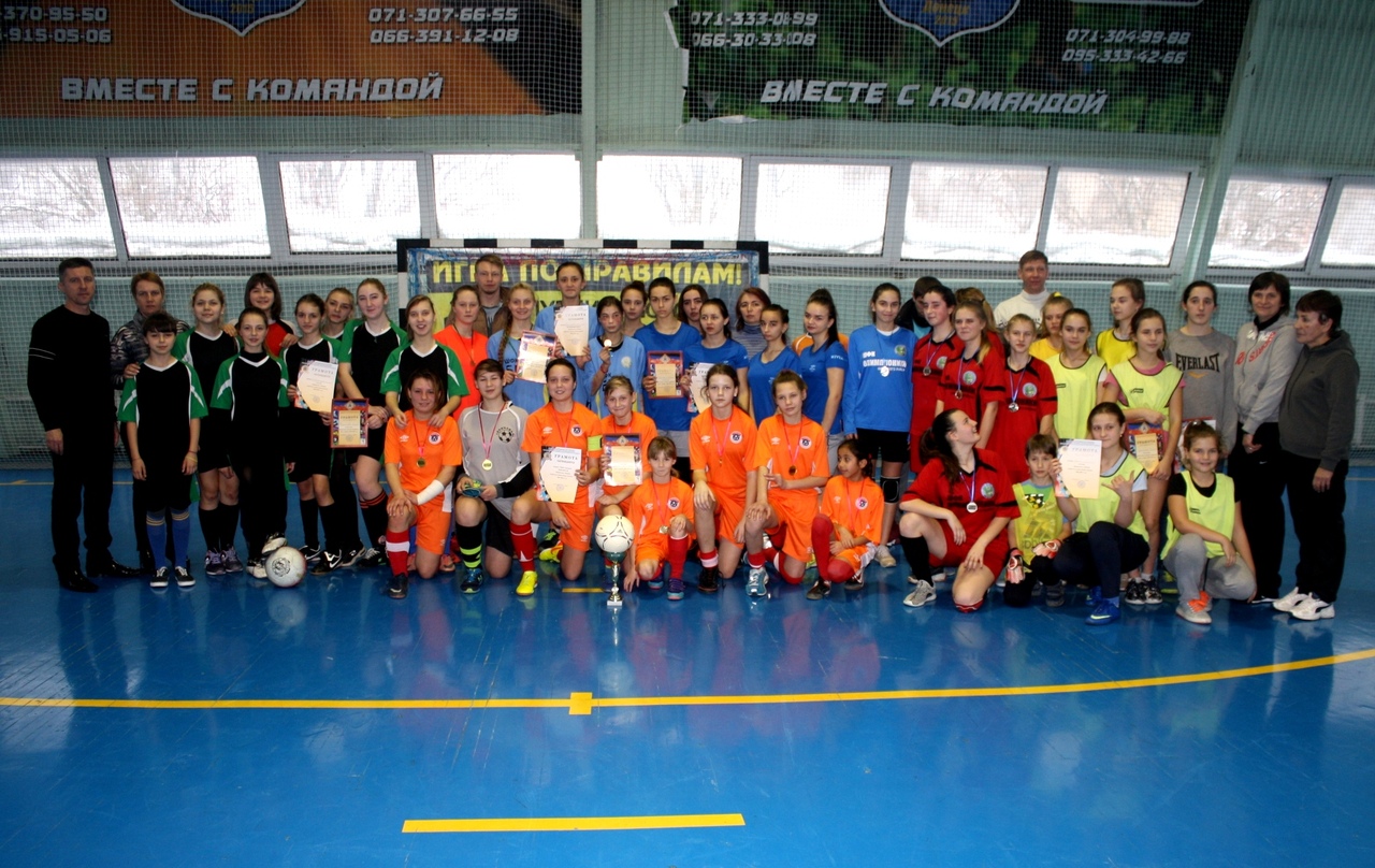 Прошли соревнования по женскому футболу среди команд районов города Донецка