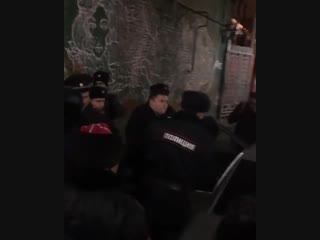 Народ скандирует