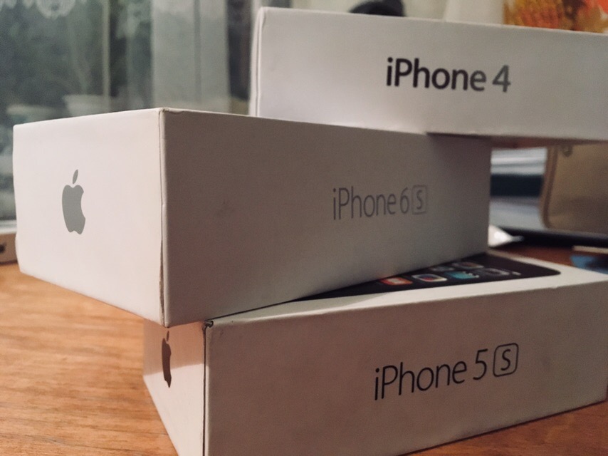 пломба на коробке айфона. коробка от айфона 12. как выглядит коробка от айфона 14. айфон 12 коробка. айфон 14 плюс коробка.