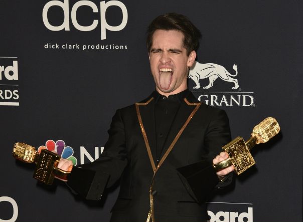 Вчера прошла церемония Billboard Music Awards 2019, а это означает, что пора выбирать лучший образ Брендона Ури 