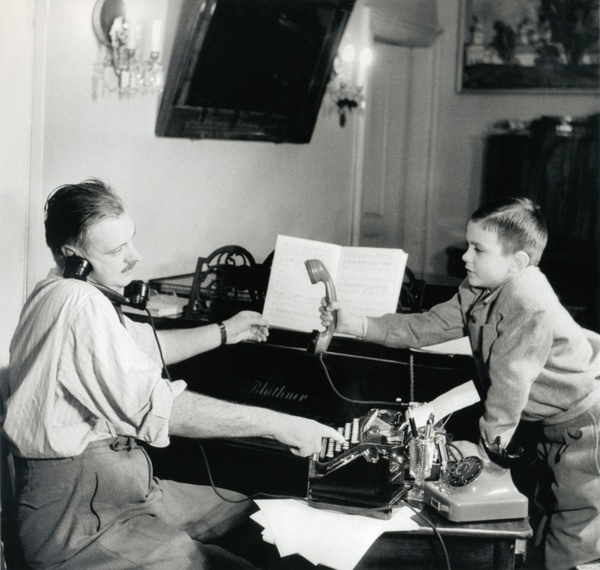Писатель Сергей Михалков с сыном Никитой, 1952 г.