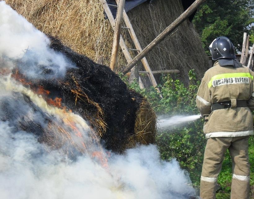 Пожар в Зеленчукской уничтожил 18 рулонов сена
