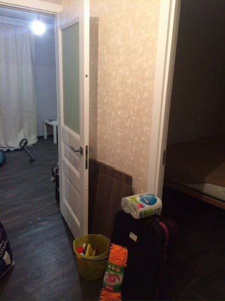 Сдаётся комната, 5 минут пешком от метро Полежаевская. Комната в двухкомнатной квартире, в соседней комнате проживает девушка. Рядом вся инфраструктура ( тц Хорошо, тц Авиапарк, круглосуточные магазины, аптеки, поликлиника и т.д.) <br>В комнате имеется огромная двуспальная кровать и вместительный комод. Шкаф-купе находится в другой комнате, куда вы тоже можете вешать свои вещи. В квартире вся бытовая техника-холодильник, стиральная машина, сушилка для вещей!, микроволновка, интернет, 3 телевизора. <br>Цена 20000 рублей, плюс депозит делится на 2 месяца-итого 30000 в одном месяце и 30000 в другом месяце. Заезжать можно уже сейчас. Строго для одного человека! <br>Пишите в личные сообщения<br> Хмелевская - фото Фото: Сдаётся комната, 5 минут пешком от метро Полежаевская. Комната в двухкомнатной квартире, в соседней комнате проживает девушка. Рядом вся инфраструктура ( тц Хорошо, тц Авиапарк, круглосуточные магазины, аптеки, поликлиника и т.д.) <br>В комнате имеется огромная двуспальная кровать и вместительный комод. Шкаф-купе находится в другой комнате, куда вы тоже можете вешать свои вещи. В квартире вся бытовая техника-холодильник, стиральная машина, сушилка для вещей!, микроволновка, интернет, 3 телевизора. <br>Цена 20000 рублей, плюс депозит делится на 2 месяца-итого 30000 в одном месяце и 30000 в другом месяце. Заезжать можно уже сейчас. Строго для одного человека! <br>Пишите в личные сообщения<br> Хмелевская