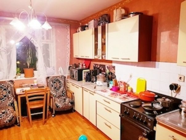 Фото: Сдам комнату в пешей доступности от метро , по адресу Королева дом 27<br>Комната в 3 к.кв 20 метров кухня 14 9 этаж есть свой балкон<br>Квартира в отличном состоянии<br>Ванная комната в кафеле , кухня встроенная<br>Современная мебель и техника<br>Цена 10т.р+к.у<br>Тел. 8-960-272-01-33