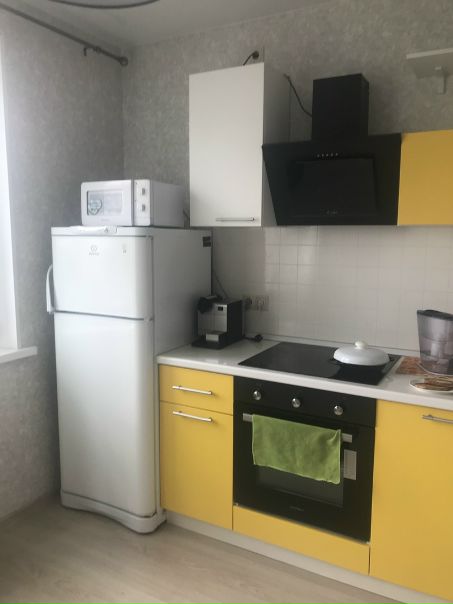 Предлагается комната, в двух комнатной кв, за 18.500, плюс показания по счетчикам. Рассматривается только один человек, метро адмирала Ушакова, с хорошим ремонтом, с новой мебелью, Квартира огромная, тёплая, светлая-около 60 кв.м) в одной комнате живу я, есть кошечка, но она очень воспитанная, стерилизованная, обувь не грызёт) запаха дом нет, так как, в этом плане я убираю все во время. 3-5 минут от метро, спальный район, дом новый, с консьержкой, по мне район вообще отличный, и за такие деньги огромная двушка. Магазинов около дома полно, три перекрёстка, пятёрочка 1 мин от дома, кинотеатр через дорогу) один перекрёсток большой, соединён с нашим дома, но он пока на ремонте( тц большой есть около метро) красивая большая церковь, и три парка в нашем районе. аптека прям около нашего подъезда. Заезд 11 числа, есть одно но( депозит 18.500 депозит можно разбить на два месяца. Заехали около месяца назад, Мы заплатила риелтору, но эти деньги ни кто спрашивать не будет. <br>Я офисный работник, работаю 5/2, ухожу в 8, прихожу в 19.00. Для меня самое главное ночной сон. Не имею привычки лезть в личное пространство, но могу стать хорошим собеседником. Рассматриваю девушку до 30, платежноспособную, курить можно на балконе) Пишите кому интересно.<br> Салиева - фото Фото: Предлагается комната, в двух комнатной кв, за 18.500, плюс показания по счетчикам. Рассматривается только один человек, метро адмирала Ушакова, с хорошим ремонтом, с новой мебелью, Квартира огромная, тёплая, светлая-около 60 кв.м) в одной комнате живу я, есть кошечка, но она очень воспитанная, стерилизованная, обувь не грызёт) запаха дом нет, так как, в этом плане я убираю все во время. 3-5 минут от метро, спальный район, дом новый, с консьержкой, по мне район вообще отличный, и за такие деньги огромная двушка. Магазинов около дома полно, три перекрёстка, пятёрочка 1 мин от дома, кинотеатр через дорогу) один перекрёсток большой, соединён с нашим дома, но он пока на ремонте( тц большой есть около метро) красивая большая церковь, и три парка в нашем районе. аптека прям около нашего подъезда. Заезд 11 числа, есть одно но( депозит 18.500 депозит можно разбить на два месяца. Заехали около месяца назад, Мы заплатила риелтору, но эти деньги ни кто спрашивать не будет. <br>Я офисный работник, работаю 5/2, ухожу в 8, прихожу в 19.00. Для меня самое главное ночной сон. Не имею привычки лезть в личное пространство, но могу стать хорошим собеседником. Рассматриваю девушку до 30, платежноспособную, курить можно на балконе) Пишите кому интересно.<br> Салиева