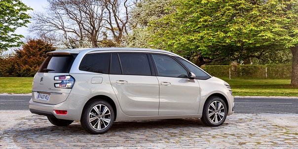Citroen представил два новых минивэна для России. Компания Citroen назвала российские комплектации и цены на модернизированные минивэны C4 SpaceTourer и Grand C4 SpaceTourer, которые пришли на