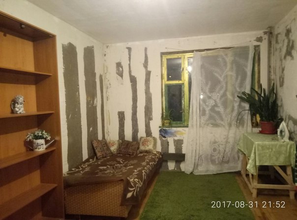 Сдам комнату в трех-комнатной квартире в Москве. Не агенство (от собственника). Без залога. Ст. метро Митино - от метро 7-10 минут. В квартире сдается 1 комната (молодой человек, русский, живет уже давно), а в другой комнате живут родители (40-45 лет), взрослые, адекватные, работающие люди. Не комуналка! Также в квартире живет кот! Отношение к жильцам очень лояльное. В квартире тихо и спокойно. 1-й этаж. Есть бесплатный вай-фай. Утюг, обогреватель, пылесос, ванная и туалет раздельные, в комнате две кровати (одна двуспальная, комната 18-20 кв метров. Есть мебель, постельное белье, посуда, микроволновка (на кухне), новая стиральная машина, холодильник, кухонная утварь, полотенце, одеяло, подушки - все дадим. Рядом с домом есть большой парк с озером. Очень развитая инфраструктура. Много транспорта ходит до метро: тушинская, сходненская, речной вокзал, белорусская, г. Красногорск, сокол, аэропорт - ехать до этих станций метро наземным транспортом от 15 до 25 минут - я сама ездила на работу. В 5 минутах от дома есть кинотеатр, несколько крупных торговых центров с ресторанами, магазинами одежды, салонами красоты и тд.. три супермаркета в том числе и круглосуточный, аптека, фитнес центр, летуаль, мвидео и т.д. Очень развитый, живой район с отлично облагороженным парком. Цена жилья 18000 + отдельно коммунальные платежи делятся ежемесячно на всех проживающих в квартире ( в среднем выходит приблизительно около 2000 в месяц на одну комнату). Рассматриваются варианты квартиросъемщиков: работающих (в состоянии оплачивать жилье, адекватных людей (можно снимать в двоем)) - в квартире не курят, соответственно в комнате тоже курят в коридоре. Фотографии жилья были сделаны до ремонта - сейчас стены в комнате - красивого, живого, сочно-оранжевого цвета - мебель та же<br>Все вопросы задавать по телефону. Звоните в любое время, можно договориться о встрече - посмотреть жилье. В комнате не так давно проводился ремонт - если у вас есть желание что-либо переделать или вы любите расписывать стены или любым другим способом создавать себе атмосферу - мы только рады! Но все на ваше усмотрение. Если нужно что-то докупить - докупим. - фото Фото: Сдам комнату в трех-комнатной квартире в Москве. Не агенство (от собственника). Без залога. Ст. метро Митино - от метро 7-10 минут. В квартире сдается 1 комната (молодой человек, русский, живет уже давно), а в другой комнате живут родители (40-45 лет), взрослые, адекватные, работающие люди. Не комуналка! Также в квартире живет кот! Отношение к жильцам очень лояльное. В квартире тихо и спокойно. 1-й этаж. Есть бесплатный вай-фай. Утюг, обогреватель, пылесос, ванная и туалет раздельные, в комнате две кровати (одна двуспальная, комната 18-20 кв метров. Есть мебель, постельное белье, посуда, микроволновка (на кухне), новая стиральная машина, холодильник, кухонная утварь, полотенце, одеяло, подушки - все дадим. Рядом с домом есть большой парк с озером. Очень развитая инфраструктура. Много транспорта ходит до метро: тушинская, сходненская, речной вокзал, белорусская, г. Красногорск, сокол, аэропорт - ехать до этих станций метро наземным транспортом от 15 до 25 минут - я сама ездила на работу. В 5 минутах от дома есть кинотеатр, несколько крупных торговых центров с ресторанами, магазинами одежды, салонами красоты и тд.. три супермаркета в том числе и круглосуточный, аптека, фитнес центр, летуаль, мвидео и т.д. Очень развитый, живой район с отлично облагороженным парком. Цена жилья 18000 + отдельно коммунальные платежи делятся ежемесячно на всех проживающих в квартире ( в среднем выходит приблизительно около 2000 в месяц на одну комнату). Рассматриваются варианты квартиросъемщиков: работающих (в состоянии оплачивать жилье, адекватных людей (можно снимать в двоем)) - в квартире не курят, соответственно в комнате тоже курят в коридоре. Фотографии жилья были сделаны до ремонта - сейчас стены в комнате - красивого, живого, сочно-оранжевого цвета - мебель та же<br>Все вопросы задавать по телефону. Звоните в любое время, можно договориться о встрече - посмотреть жилье. В комнате не так давно проводился ремонт - если у вас есть желание что-либо переделать или вы любите расписывать стены или любым другим способом создавать себе атмосферу - мы только рады! Но все на ваше усмотрение. Если нужно что-то докупить - докупим.