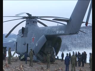Доставка бульдозера ТМ-10 в район обвала горных пород на Бурейском водохранилище