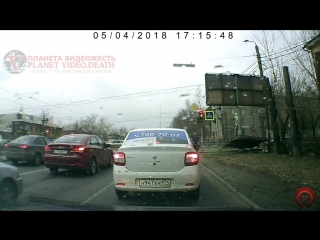 Порывом ветра сдуло рекламный щит