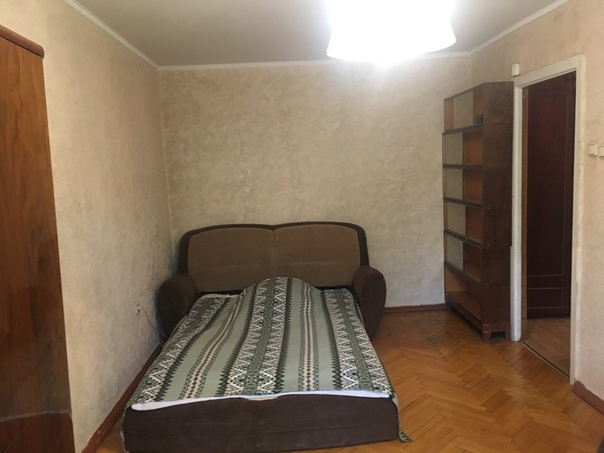 СДАЁТСЯ КОМНАТА в 3х комнатной квартире + балкон . есть все условия. <br>100 метров до метро. через два дома расположен ТЦ Райкин Плаза и театр Сатирикон, в 5минутах ходьбы Ашан. <br>Без комиссии . не агент, на длительный срок.<br>пока объявление есть, значит оно актуально. Залог можно разбить. 15к Торг возможен. ВНИМАНИЕ КОМНАТА СМЕЖНАЯ( поэтому и цена низкая)! В других двух комнатах живут два парня (студенты ). Поэтому предпочтительнее кандидатура одного молодого человека. - фото Фото: СДАЁТСЯ КОМНАТА в 3х комнатной квартире + балкон . есть все условия. <br>100 метров до метро. через два дома расположен ТЦ Райкин Плаза и театр Сатирикон, в 5минутах ходьбы Ашан. <br>Без комиссии . не агент, на длительный срок.<br>пока объявление есть, значит оно актуально. Залог можно разбить. 15к Торг возможен. ВНИМАНИЕ КОМНАТА СМЕЖНАЯ( поэтому и цена низкая)! В других двух комнатах живут два парня (студенты ). Поэтому предпочтительнее кандидатура одного молодого человека.