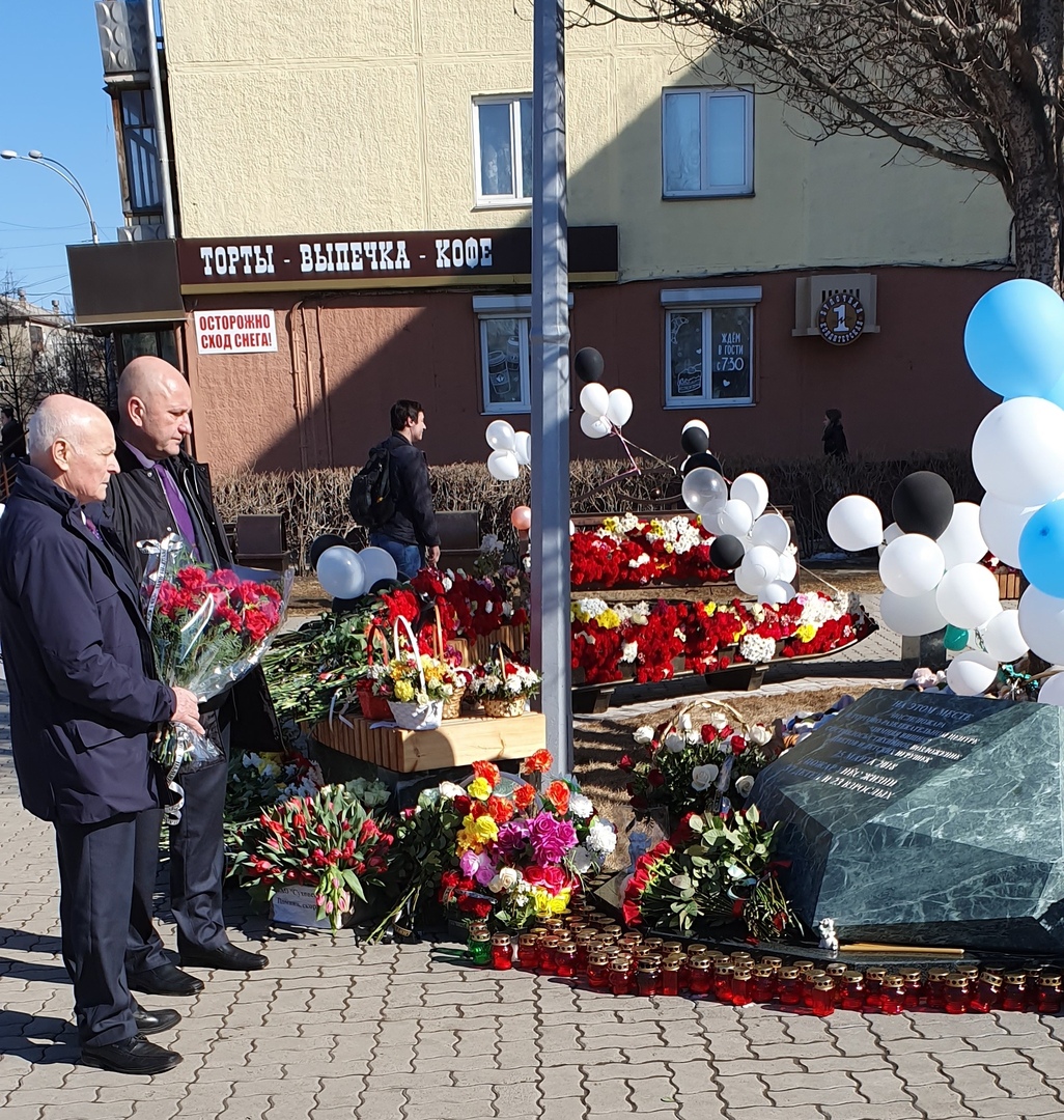 фото Зимняя Вишня!!! Это наша общая боль и беда. Чужого горя не бывает... Возложили цветы с депутатом Государственной Думы Рыжаком Н.И. Вечная память погибшим