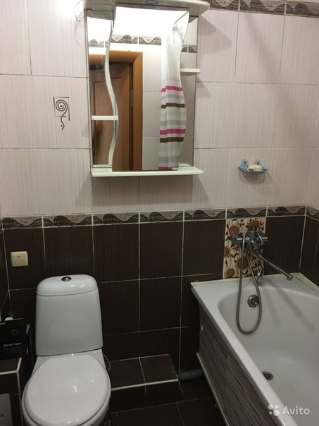 Фото: НИЖНИЙ НОВГОРОД. ПРОДАЕМ ОДНОКОМНАТНУЮ КВАРТИРУ НА МЕЩЕРЕ! <br> <br>Расположение идеальное, школа за домом, садик во дворе, в 2х минутах ходьбы 4 больших продуктовых магазина, 7ое небо и стадион в 15 минутах, метро в 5 минутах ходьбы. <br>В квартире сделан капитальный ремонт: поменяна проводка,залиты полы,выровнены стены,в ванной теплые водяные полы. Обои,полы, потолки, ванную видно на фото. <br>Можно заезжать и ничего не делать. <br>Большая кухня 10,5 кв м. Можно использовать как вторую комнату если поставить диван мы жили в этой квартире втроем). <br>Остается огромный шкаф с зеркалами во все двери, хороший кухонный гарнитур во всю кухню. Диван раскладной в кухне могу оставить. <br>В подъезде поменяли лифт. Соседи более чем адекватные, за 15 лет никаких проблем не было! <br> <br>Общая площадь: 33.8 м <br> <br>2 600 000 <br> <br>ВОЗМОЖЕН ТОРГ! <br> <br>Записаться на просмотр: 8 (960)160-69-37 Владислав