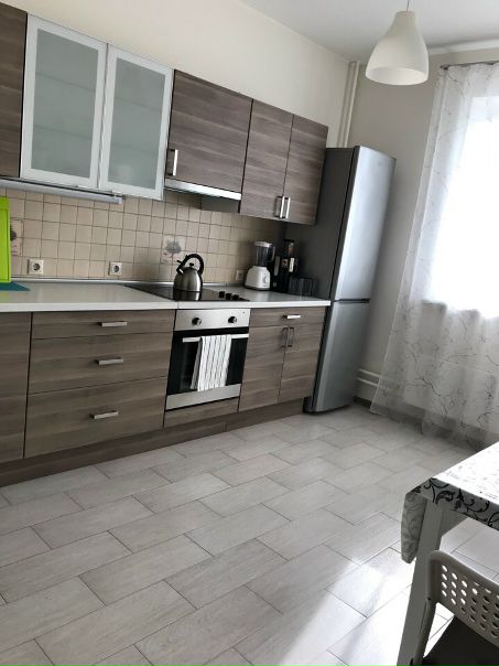 Фото: Ищу девушку на подселение в 1-ую квартиру. Возраст 20-27 лет. Квартира очень просторная, имеется гардеробная комната. Посёлок Газопровод/Коммунарка. До метро Тёплый стан 7-10 минут автобусом. Рядом Мега, ИКЕА, Ашан.<br>По вопросам Обращаться +79626333368 Дина<br>