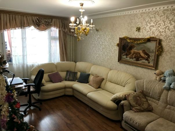 Сдаётся 1- к/квартира 49 м2, 12/17 эт. 25000 руб. в месяц , плюс электроэнергия и вода по счетчикам (по квитанции) в микрорайоне Кучино + залог в размере 25 000 (его можно разбить на 2 месяца)<br>Уютная, чистая квартира с современным ремонтом в новом доме. В комнате имеется 2 больших дивана. Охраняемая территория, видеонаблюдение, консьерж. 10 мин. пешком до платформы «Кучино». 29 минут в пути на электричке до Курской. Также можно доехать до метро Новокосино на автобусе за 10 минут без пробок. Дорога до остановки также занимает 10 минут пешком. <br>Бытовая техника: Холодильник, Эл. плита, Микроволновая печь, Стиральная машина, Телевизор.<br>Дополнительно: Без животных.<br>Комфорт: Лоджия. <br>Квартира сдаётся с 1 июня по 1 октября. <br>Пишите в личные сообщения по всем остальным вопросам<br>89153224227 - Андрей<br> Артёмова - фото Фото: Сдаётся 1- к/квартира 49 м2, 12/17 эт. 25000 руб. в месяц , плюс электроэнергия и вода по счетчикам (по квитанции) в микрорайоне Кучино + залог в размере 25 000 (его можно разбить на 2 месяца)<br>Уютная, чистая квартира с современным ремонтом в новом доме. В комнате имеется 2 больших дивана. Охраняемая территория, видеонаблюдение, консьерж. 10 мин. пешком до платформы «Кучино». 29 минут в пути на электричке до Курской. Также можно доехать до метро Новокосино на автобусе за 10 минут без пробок. Дорога до остановки также занимает 10 минут пешком. <br>Бытовая техника: Холодильник, Эл. плита, Микроволновая печь, Стиральная машина, Телевизор.<br>Дополнительно: Без животных.<br>Комфорт: Лоджия. <br>Квартира сдаётся с 1 июня по 1 октября. <br>Пишите в личные сообщения по всем остальным вопросам<br>89153224227 - Андрей<br> Артёмова