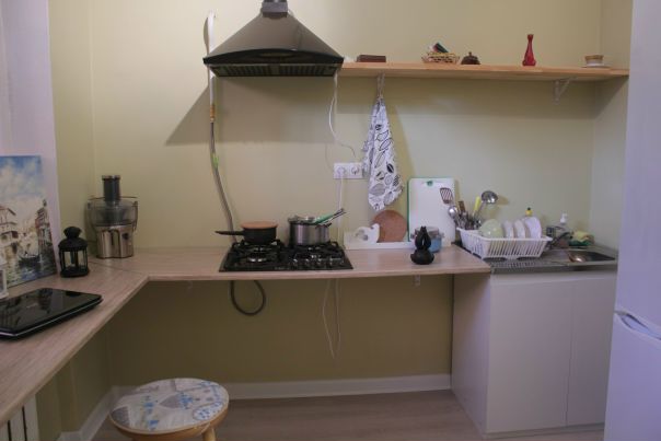 Койко-место в прекрасной квартире на Смоленской – 12000 <br>за месяц проживания в самом центре города! <br><br>Квартира расположена в самом центре Москвы, между Старым и Новым Арбатом! Метро Смоленская - 1 мин. пешком. Проживают только девушки. <br><br>В стоимость входит: <br><br>- Постельное белье и полотенца <br>- WI-FI <br>- Ежедневная уборка <br>- Стиральная машина <br>- Чай и печеньки <br>- Кухня со всеми необходимыми принадлежностями <br>- Фен для ваших прекрасных волос <br>- Утюг и гладильная доска <br>- Закрытый двор <br><br>Квартира уютная, новая. Царит дружеская атмосфера. <br>В квартире всего две комнаты - на 6 и 8 мест. <br><br>Будем рады вам! Звоните, все обсудим. <br>Контактный телефон: <br>+7 (962) 963 78 78 - фото Фото: Койко-место в прекрасной квартире на Смоленской – 12000 <br>за месяц проживания в самом центре города! <br><br>Квартира расположена в самом центре Москвы, между Старым и Новым Арбатом! Метро Смоленская - 1 мин. пешком. Проживают только девушки. <br><br>В стоимость входит: <br><br>- Постельное белье и полотенца <br>- WI-FI <br>- Ежедневная уборка <br>- Стиральная машина <br>- Чай и печеньки <br>- Кухня со всеми необходимыми принадлежностями <br>- Фен для ваших прекрасных волос <br>- Утюг и гладильная доска <br>- Закрытый двор <br><br>Квартира уютная, новая. Царит дружеская атмосфера. <br>В квартире всего две комнаты - на 6 и 8 мест. <br><br>Будем рады вам! Звоните, все обсудим. <br>Контактный телефон: <br>+7 (962) 963 78 78
