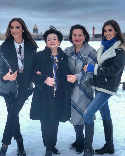 Звездная семейка в сборе!
