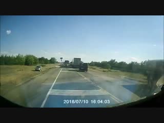 Дальнобойщик против наглых на дороге