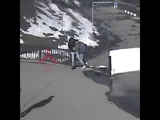 На Волжской набережной рухнул забор