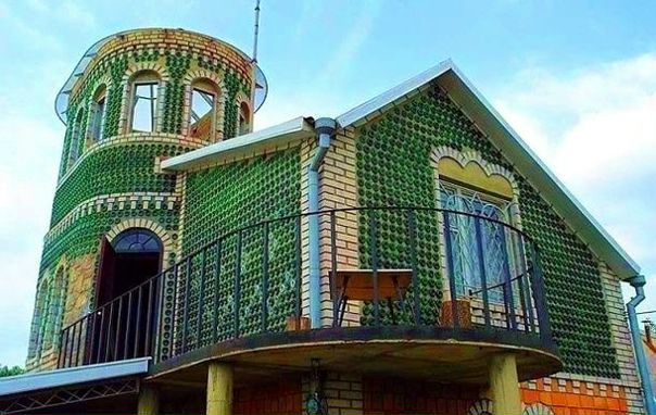 Дом из бутылок из-под шампанского<br><br>8000 бутылок из-под шампанского и 20 лет жизни понадобилось украинцу, чтобы построить дачу! <br> Многие считают, что дом из бутылок может быть разве что в фантастическом рассказе. На самом деле, однако, некоторые энтузиасты уже давно продвигают стеклянные бутылки как строительный материал. <br> Стройматериалы мужчина собирал долго. Среди источников он называет парки и пункты приема стеклотары. Кроме того, приличное количество бутылок подарили друзья. <br> К каждому застолью знакомцы Владимира покупали для него шампанское, зная, что нужно мужчине. Узнав, чем занимается сосед, другие дачники тоже начали приносить ему стеклотару под калитку. <br> Кроме того, далеко не всякая стеклотара подходила для постройки дома. Так, например, современные бутылки от шампанского стали делать тоньше советских. Именно поэтому Владимир не смешивал их при строительстве, возводя одну стену полностью из старой стеклотары, а другую — из новоделов. <br> За необычное жилье мужчине предлагали баснословные суммы, но Владимир наотрез отказывается продавать волшебный дом. Кроме основного строения, на пяти сотках построена сауна и возводится бассейн. А еще на территории участка мужчина соорудил аллейку, строительным материалом для которой тоже служат бутылки! - фото Фото: Дом из бутылок из-под шампанского<br><br>8000 бутылок из-под шампанского и 20 лет жизни понадобилось украинцу, чтобы построить дачу! <br> Многие считают, что дом из бутылок может быть разве что в фантастическом рассказе. На самом деле, однако, некоторые энтузиасты уже давно продвигают стеклянные бутылки как строительный материал. <br> Стройматериалы мужчина собирал долго. Среди источников он называет парки и пункты приема стеклотары. Кроме того, приличное количество бутылок подарили друзья. <br> К каждому застолью знакомцы Владимира покупали для него шампанское, зная, что нужно мужчине. Узнав, чем занимается сосед, другие дачники тоже начали приносить ему стеклотару под калитку. <br> Кроме того, далеко не всякая стеклотара подходила для постройки дома. Так, например, современные бутылки от шампанского стали делать тоньше советских. Именно поэтому Владимир не смешивал их при строительстве, возводя одну стену полностью из старой стеклотары, а другую — из новоделов. <br> За необычное жилье мужчине предлагали баснословные суммы, но Владимир наотрез отказывается продавать волшебный дом. Кроме основного строения, на пяти сотках построена сауна и возводится бассейн. А еще на территории участка мужчина соорудил аллейку, строительным материалом для которой тоже служат бутылки!