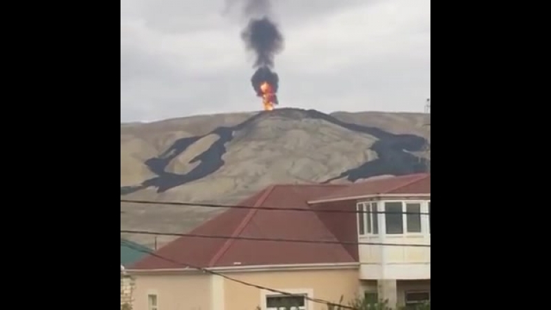 世界最大泥火山之一的阿塞拜疆泥火山爆发