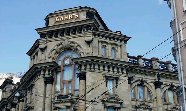 За последние несколько лет более чем у тридцати банков были отозваны лицензии. Процесс наведения порядка в банковском секторе продолжается, и новые случаи отзыва лицензии не исключены. В сложившейся ситуации у заемщика, оформившего ипотечный кредит, возникает много вопросов. Что делать, если у моего банка отозвали лицензию Куда вносить ежемесячный платеж Останется ли квартира в моей собственности<br><br> Многие заемщики считают, что если банк-кредитор перестал существовать, то и платить по имеющимся кредитам не обязательно. Это самая распространенная ошибка. Прекращение оплаты кредита влечет за собой формирование просроченной задолженности, начислением штрафов и пени, а самое важное формированием плохой кредитной истории.<br><br> По законодательству РФ при отзыве лицензии у финансового учреждения все равно сохраняются обязательства перед клиентом, а у клиента перед банком. При оформлении ипотечного кредита покупаемая недвижимость находится в залоге у банка-кредитора. После отзыва лицензии банк моментально не ликвидируется, и продолжает свою работу, но уже в закрытом режиме, поэтому перестав платить, можно потерять недвижимость.<br><br> Что делать, чтобы не потерять недвижимость<br><br> Банк, потерявший лицензию, приостанавливает работу своих счетов. Заемщику необходимо уточнить новые реквизиты и способы оплаты ипотечного кредита. Распространены случаи, когда клиент продолжает исправно оплачивать ежемесячные платежи, а денежные средства не поступают в счет закрытия долга по ипотеке. Собственность заемщика будет передана новому банку. Необходимо уточнить, в какой банк передана закладная.<br><br> Эксперты рекомендуют сохранять платежные квитанции. Возможно, новый банк попросит клиента подписать дополнительные бумаги для более комфортного обслуживания. - фото Фото: За последние несколько лет более чем у тридцати банков были отозваны лицензии. Процесс наведения порядка в банковском секторе продолжается, и новые случаи отзыва лицензии не исключены. В сложившейся ситуации у заемщика, оформившего ипотечный кредит, возникает много вопросов. Что делать, если у моего банка отозвали лицензию Куда вносить ежемесячный платеж Останется ли квартира в моей собственности<br><br> Многие заемщики считают, что если банк-кредитор перестал существовать, то и платить по имеющимся кредитам не обязательно. Это самая распространенная ошибка. Прекращение оплаты кредита влечет за собой формирование просроченной задолженности, начислением штрафов и пени, а самое важное формированием плохой кредитной истории.<br><br> По законодательству РФ при отзыве лицензии у финансового учреждения все равно сохраняются обязательства перед клиентом, а у клиента перед банком. При оформлении ипотечного кредита покупаемая недвижимость находится в залоге у банка-кредитора. После отзыва лицензии банк моментально не ликвидируется, и продолжает свою работу, но уже в закрытом режиме, поэтому перестав платить, можно потерять недвижимость.<br><br> Что делать, чтобы не потерять недвижимость<br><br> Банк, потерявший лицензию, приостанавливает работу своих счетов. Заемщику необходимо уточнить новые реквизиты и способы оплаты ипотечного кредита. Распространены случаи, когда клиент продолжает исправно оплачивать ежемесячные платежи, а денежные средства не поступают в счет закрытия долга по ипотеке. Собственность заемщика будет передана новому банку. Необходимо уточнить, в какой банк передана закладная.<br><br> Эксперты рекомендуют сохранять платежные квитанции. Возможно, новый банк попросит клиента подписать дополнительные бумаги для более комфортного обслуживания.