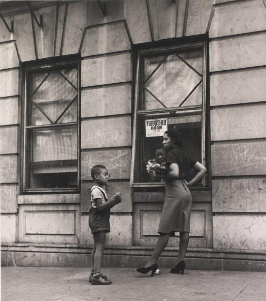 В 1929 году в жизни школьного учителя Аарона Сискинда (Aaron Siskind) произошли важные события: он женился и получил в качестве свадебного подарка фотоаппарат. «Мои первые снимки были сделаны во