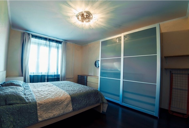 Фото:  Печатники, Шоссейная, 3<br> Аренда 30.000 рублей. <br>8-929-112-72-94<br> Однокомнатная квартира возле метро, большая комната с кроватью, шкафом. Кухня с огромным гарнитуром и обеденным столом. Коридор широкий, при входе ещё один шкаф. Санузел раздельный, в плитке. <br> Заселяетесь по договору, на длительный срок.