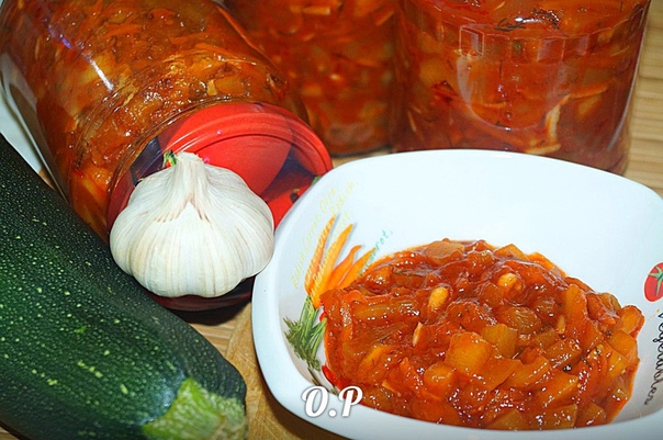 кабачки в томате с чесноком кабачки - 1,5 кг (очищенные и порезанные )морковь - 200 грсахарный песок - 100 гррастительное масло -100 грсоль - 1 стол ложкауксус - 100 гртоматная паста - 80