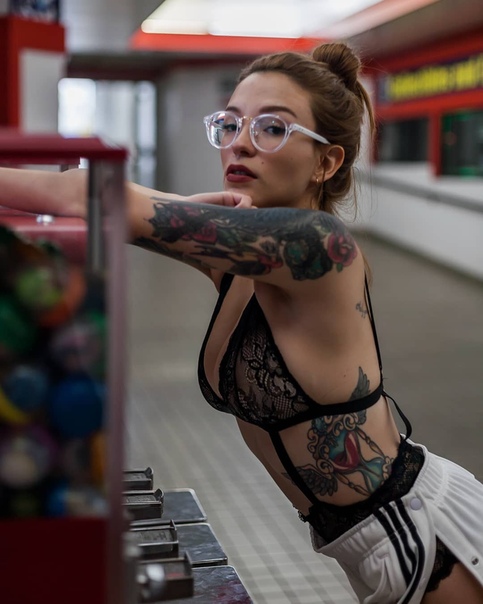 Model tattoo public grannies