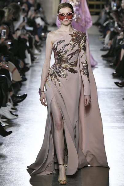 Золото и серебро на показe Elie Saab Couture Скоро на всех красных дорожках и свадьбах восточных принцесс. На новом шоу бейрутского модельера тоже было много нарядной вышивки, летящих тканей,