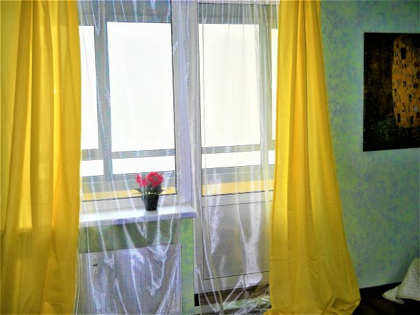 Фото: Предложение от собственника. <br>СПБ. <br>Сдаётся, на длительный срок новая и очень уютная студия на 9 этаже в Кудрово. <br>Площадь квартиры 30м. <br>Квадратная комната 20метров. <br>Застекленная лоджия. <br>Залог 10 000р., можно в рассрочку. <br>Есть все необходимое для жизни. В комнате - шкаф, большой диван-кровать, прикроватная тумба. <br>Установлен гарнитур с полным комплектом бытовой техники: холодильник, плита, стиральная машинка, обеденный стол. <br>Все приличные соседи с детьми, люмпенов нет. <br>В самом доме находится детский сад. <br>Дом сдан в 2016 году, все ремонтные работы завершены, тишина. <br>Новый обжитой микрорайон, рядом Мега -Икеа, много магазинов, детские сады. <br>До метро 20 минут пешком, 5 минут на транспорте. <br>18000т. + КУ <br>Алексей 89643232123, звоните пожалуйста.