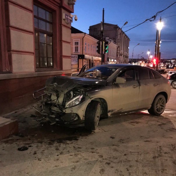 В Омске дорогой внедорожник попал в серьезную аварию В Омске дорогой внедорожник попал в серьезную аварию