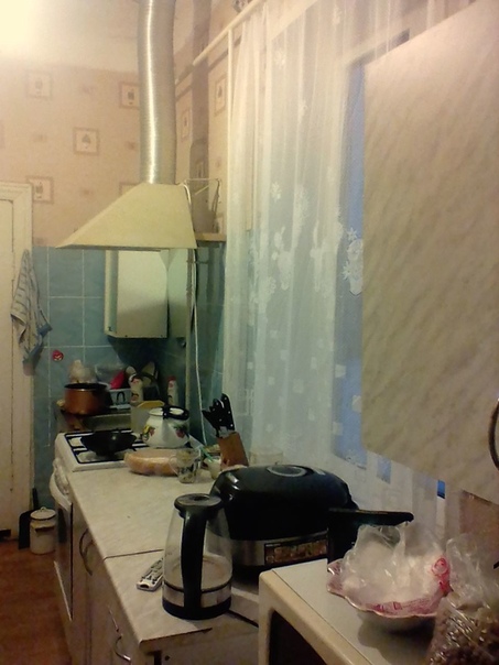 Фото: Продается дом из кирпича общей площадью 73,5 м2, на участке 7 сот., в Ростовской области, Матвеево-Курганский район, с. Малокирсановка, центральная улица, асфальтированная дорога. В доме все удобства, 4 комнаты + кухня, прихожая, сан узел. Дом светлый и уютный, зимой теплый, металлопластиковые окна, спутниковое ТВ. На все виды получаемых коммунальных услуг установлены счетчики. Во дворе, летняя кухня (с газом), хоз. двор с хоз. постройками. Остановки, больница, школа, садик, магазины - всё находится в шаговой доступности. Расстояние до г. Ростова-на-Дону 120 км, а до г. Таганрога 70 км. Продажа в связи с переездом. Ипотека и материнский капитал подходят. Реальному покупателю ТОРГ.<br>Цена 1 300 000 руб. Все вопросы по телефону +7(904)505-39-69 Мария