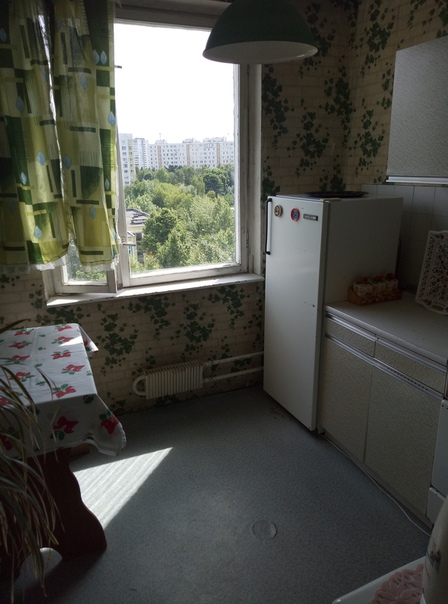 Фото: Сдается срочно комната по адресу ул. Вилиса Лациса 33-1 от собственника. <br> <br>Подробности: <br>Комната в 2к. квартире в г. Москва на длительный срок, Вилиса Лациса ул., д. 33-1, 15 мин. транспортом от м. Сходненская, 10/12 этаж, предоплата 1 мес.,общ.: 45 м2, кух.: 7 м2, комн.: 15 м2, меб, б/тел, ТВ, интернет, стиральная машина, холодильник, б/балкона <br>Дополнительно: <br>Чистая и тихая квартира (без гостей); из мебели: 2-х спальный диван, стол, шкафы; санузел раздельный. Предпочтение одному/двум студентам (м/ж), двум женщинам - с регистрацией и работой; без в/п. В квартире проживает одна хозяйка (без в/п). Стоимость 15 т.р. Звоните с 10 до 21. 89256535662 (Татьяна)