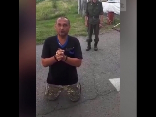 Воевавший в Донбассе украинский силовик на коленях умолял пустить его в Россию