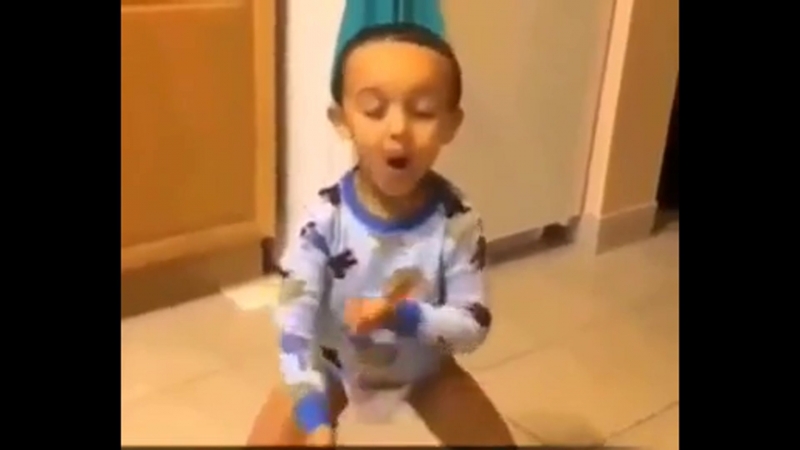 Малой зажигает