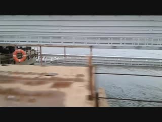 Пролет Крымского моста упал в море