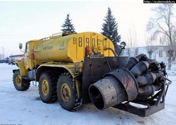 Аэродромный Урал Горыныч Тепловая газоструйная машина на шасси Урал (6х6), предназначенная для очистки покрытия аэродрома от снега, пыли, грязи и мусора. Рабочий орган турбореактивный