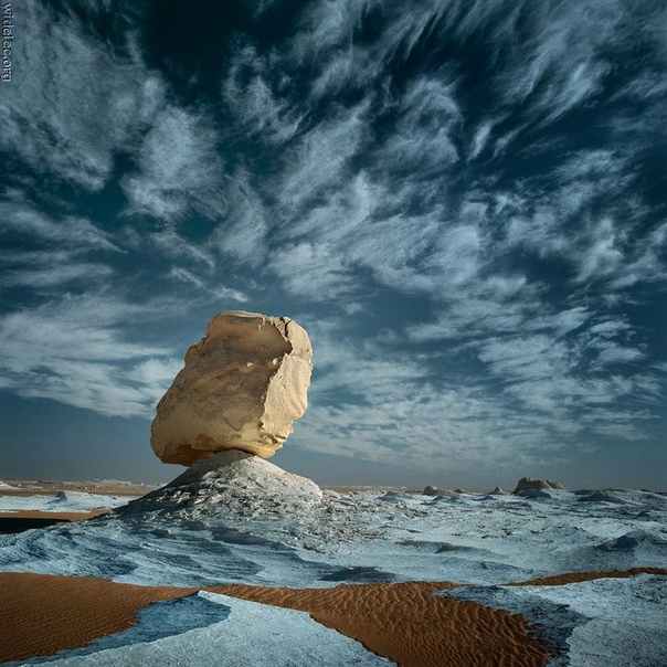 Белая пустыня в Египте (White Desert) Национальный египетский парк White Desert представляет из себя небольшой участок, находящийся к северу от оазиса Фарафра. Путь в национальный парк довольно
